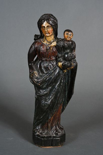 null Vierge à l'enfant en bois sculpté (chêne) et polychromé figurant la Vierge enveloppée...