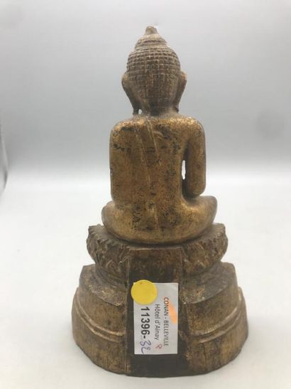 null Birmanie, XIXe siècle, 
Petit sujet en bois doré représentant le Bouddha assis...