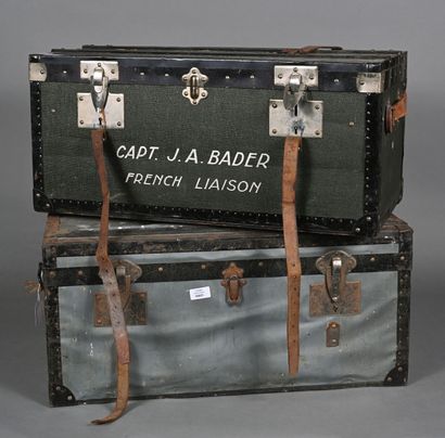 null Malle militaire toile, bois et fer. marquée "CAPT.J.A.BADER. FRENCH LIAISON"...
