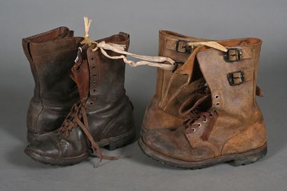 null FRANCE, lot de deux paires de chaussures militaire de marque "AJAX-WOOD-MILNE-G"...