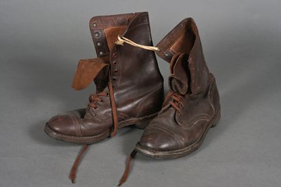 null Paire de chaussures militaires marquées "QL43-8207, 10". 
Cuir marron