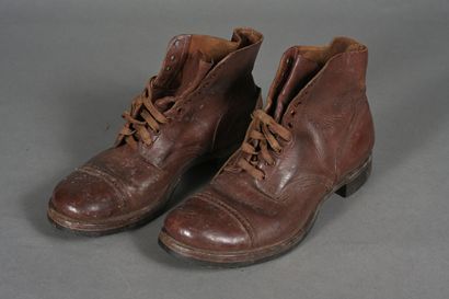 null US. Paire de chaussures militaire marquée " DFG 1970-GOODRICH-US ARMY" 
Cuir...