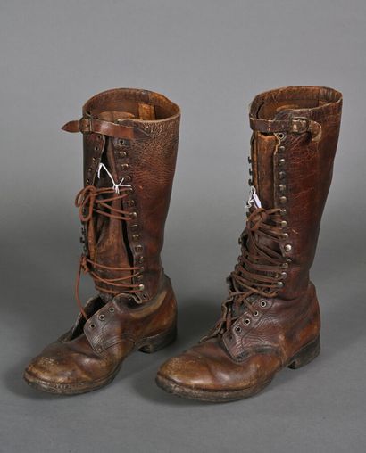 null Paire de bottes dites d'aviateur en cuir, lacées et cloutées
1re Guerre Mondiale
Usure...