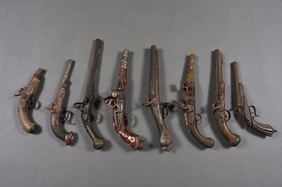Un lot de huit pistolets XVIIIe et XIXe siècles,...