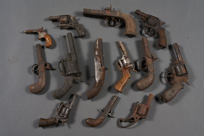 Un lot de treize pistolets revolvers XIXe...