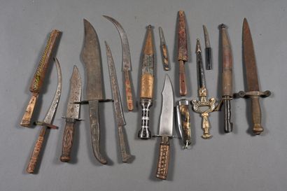 Un lot de quinze couteaux européens et africains,...