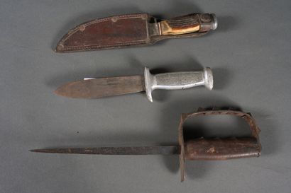 Lot de trois couteaux : un couteau de tranchées...