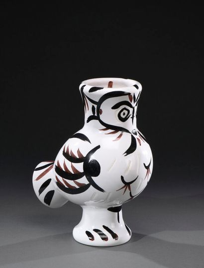  Pablo Picasso (1881-1973).
Owl with feathers, 1951.
Ceramic-turned vase (earthenware,... Gazette Drouot