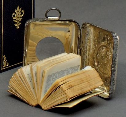 null DICTIONNAIRE. THE SMALLEST FRENCH AND ENGLISH DICTIONARY IN THE WORLD. GLASGOW,...