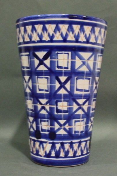 Robert PICAULT (1919-2000) Robert Picault (1919-2000)

Vase de forme conique en céramique...