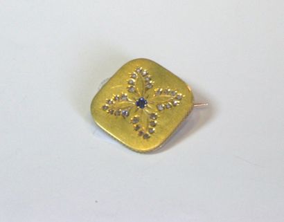 null Broche losange en or jaune ciselé à motif floral agrémentée de diamants taillés...