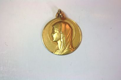 null Médaille ronde en or jaune représentant la vierge, le dos orné d'un motif floral....