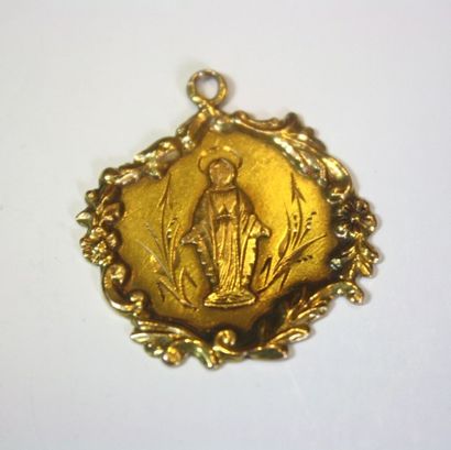 null Médaille ancienne en or jaune représentant la vierge miraculeuse, la bordure...