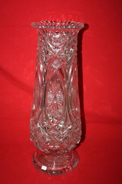 BACCARAT. Baccarat. 

Vase de forme cylindrique en cristal taillé à facettes. 

H...