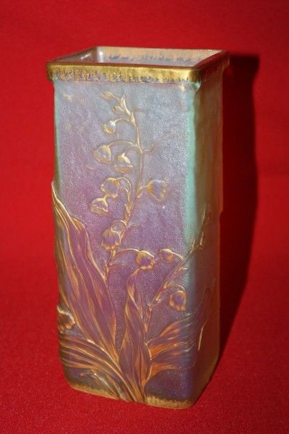 DAUM Daum

Vase de forme quadrangulaire en verre gravé à l'acide et émaillé doré...
