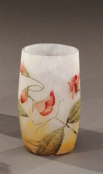 DAUM Daum

Petit vase gobelet en verre gravé à l'acide et émaillé doré à décor floral...