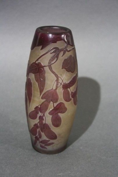 GALLE Gallé

Vase de forme cylindrique bombée en verre gravé à l'acide à décor de...