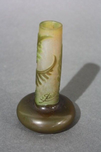 GALLE Gallé 

Vase soliflore à large base en verre gravé à l'acide à décor de fougères...