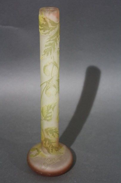 GALLE Gallé 

Vase soliflore à large base en verre gravé à l'acide à décor floral...