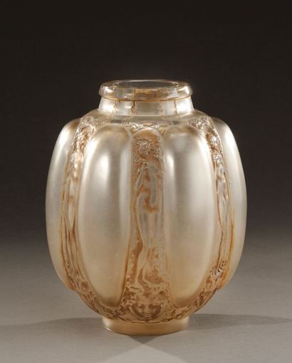 RENE LALIQUE (1860-1945) René Lalique (1860-1945)

Vase modèle " Six figurines et...