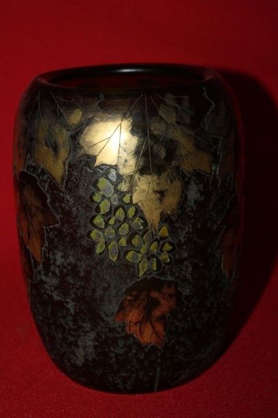 LEGRAS Legras

Vase en verre vert à décor de fleurs, rehauts or. Signé. 

H. 14,6...