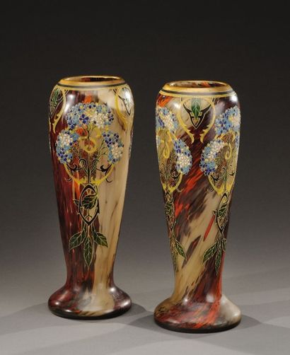 LEGRAS Legras

Paire de vases de forme balustre en verre marbré dans les tons de...