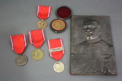 null Lot comprenant : 

- Quatre modèles différents de la Médaille de Verdun ; 

-...
