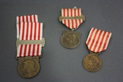 null Trois modèles différents de la Médaille Commémorative.
