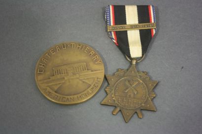 null Médaille de l'Aisne, agrafe Aisne 1914-1918. 

On y joint une médaille de table...