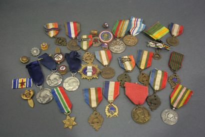 null Lot de 32 médailles différentes et insignes d'anciens combattants.