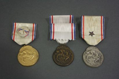 null Médailles de la Reconnaissance Française, en bronze, argent et vermeil, les...