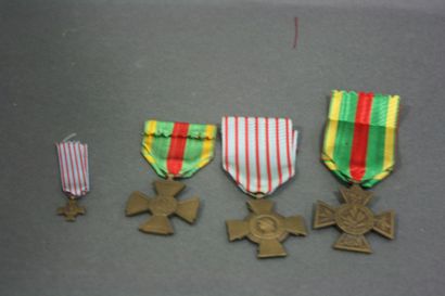 null Lot comprenant : 

- Les deux modules de la Croix du Combattant Volontaire 1914-1918...