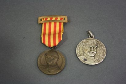 null Lot comprenant : 

- Médaille des Volontaires Catalans 1914-1918, ruban, bronze....