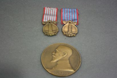 null Lot comprenant :

- Deux médailles commémoratives du Liban 1926 ; 

- Une médaille...