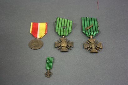 null Lot comprenant : 

- Croix de Guerre 1939-1940, gardes touchant la croix ;

-...