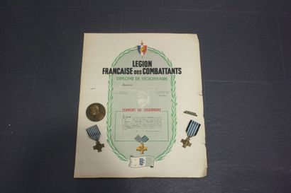 null Lot comprenant : 

- Croix du Combattant, 1939-1940, ruban bleu et noir ;

-...