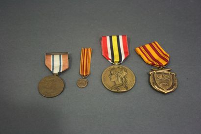 null Lot comprenant : 

- Médaille de Dunkerque, non signée, bronze et sa réduction...