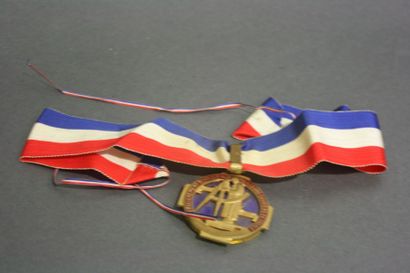 null Médaille du Meilleur Ouvrier de France, portée avec une cravate de commandeur,...