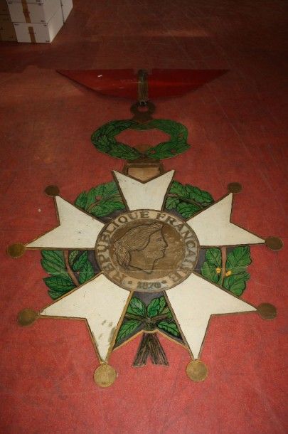 null Légion d’Honneur 1870. Panneau décoratif bois articulé et peint.