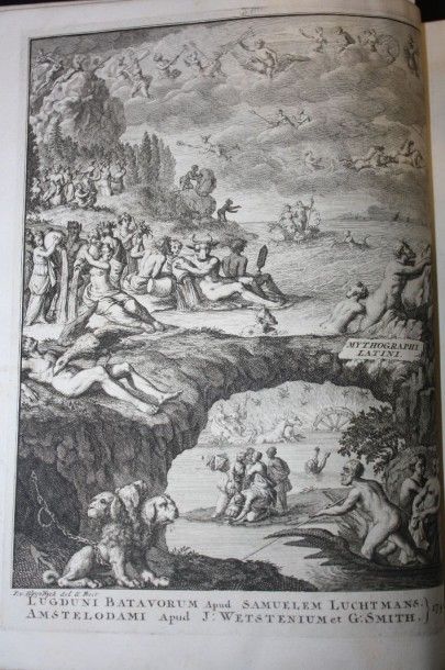 null Auctores Mythographi Latini...Delft, 1742, in-4 veau écaille, tranches doré...