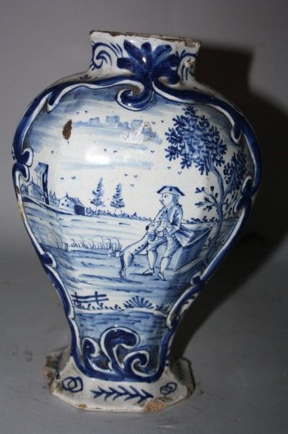 DELFT DELFT

Petit vase décoré en camaïeu bleu d'un personnage et son chien dans...