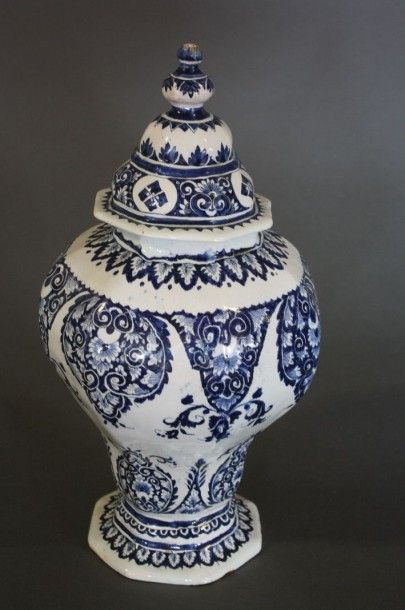 LILLE LILLE

Grand vase couvert de forme balustre à pans coupés à décor en camaïeu...