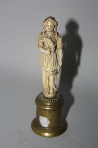 null Statuette en ivoire sculpté représentant Sainte Catherine. Elle repose sur un...