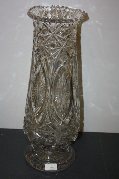 BACCARAT. Baccarat. 

Vase de forme cylindrique en cristal taillé à facettes. 

H...