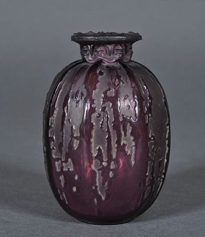 RENÉ LALIQUE (1860-1940) René Lalique (1860-1940)

Vase modèle " Fontaines " couvert,...