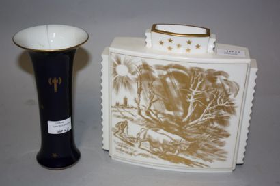 Manufacture de Sèvres. Manufacture de Sèvres. Vase en porcelaine blanc et or à décor...