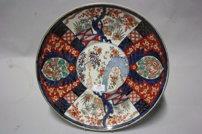 JAPON. Japon. Grand plat en céramique à décor polychrome rouge et bleu. XIXème siècle...