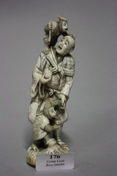 null Statuette en ivoire sculptée et gravée, homme debout un singe sur son épaule...