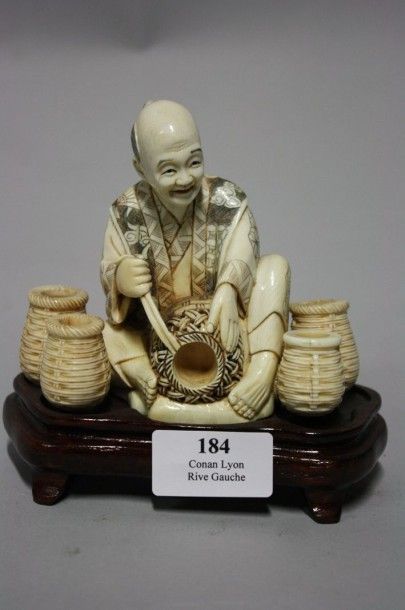 null Statuette en ivoire sculptée, homme assis autour de ces pots, socle bois.

Chine...