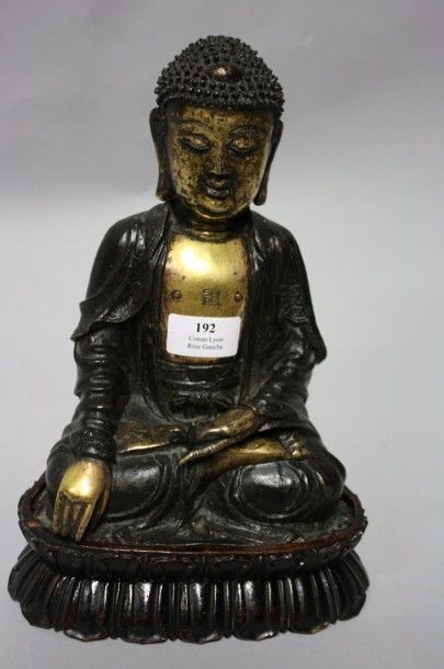 null Bouddha en bronze patiné et or, assis dans la position VIRASANA la main gauche...